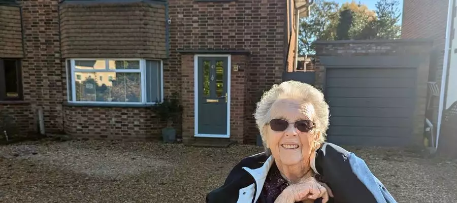 Former 999 operator takes emotional trip 'home' to Brampton address