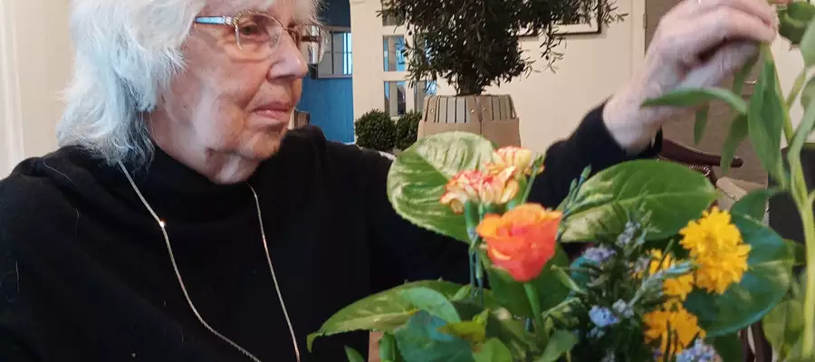 Residents Bloom with Creativity at Elstow Manor’s Easter Flower Workshop