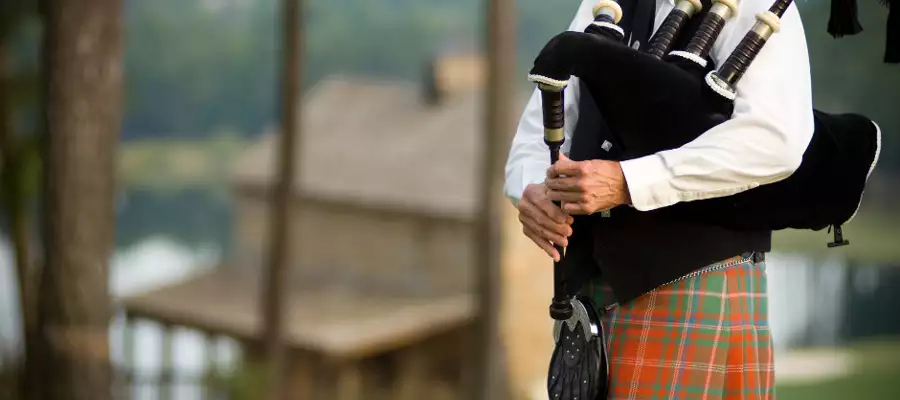 Burns Night bagpipes delight for Caddington Grove Residents